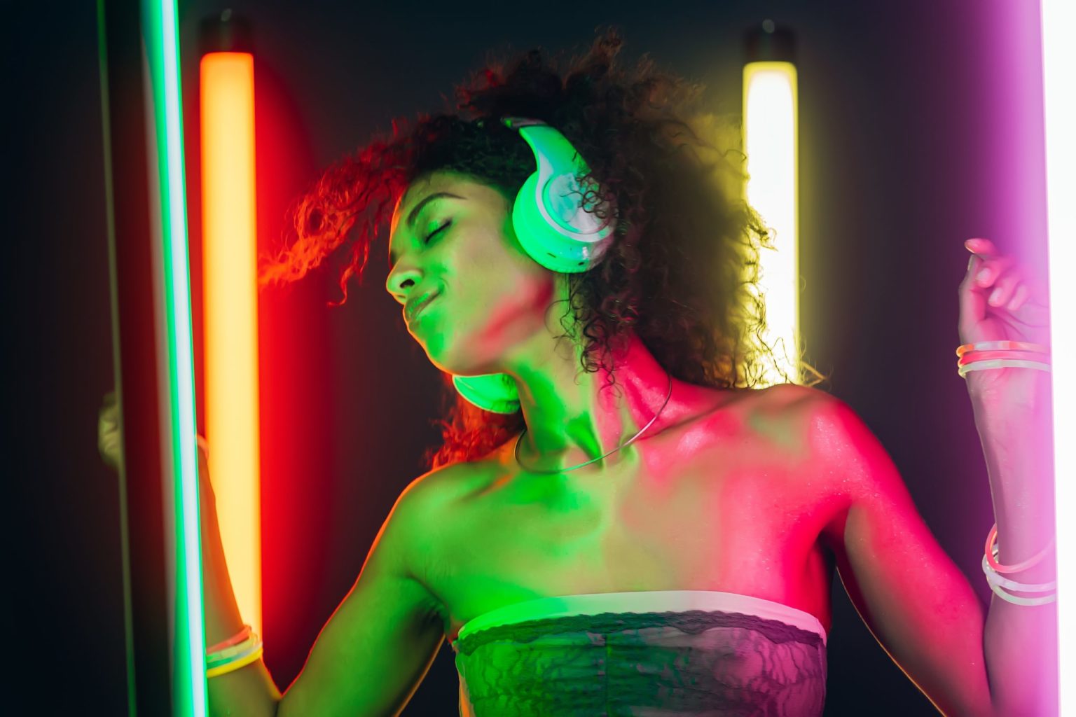 how-to-choose-the-perfect-headphones-for-your-silent-disco-cbnm